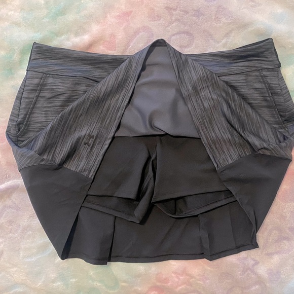 🌟🖤UNDER ARMOUR🖤🌟Grey and black athletic skirt with side pockets. NWT Size XL - Picture 5 of 8